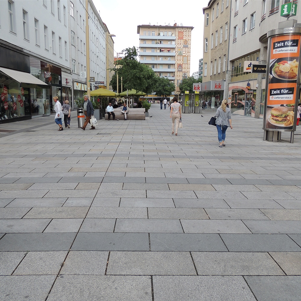 Neben ihrer Aufgabe der infrastrukturellen Versorgung des Bezirks gehört die Meidlinger Hauptstraße mit Sicherheit zu den meistbesuchten und beliebtesten Wiener Einkaufsstraßen. Daneben erfüllt sie auch noch die Funktion eines Platzes, an dem die Menschen sich in der verkehrsberuhigten Fußgängerzone treffen können.
