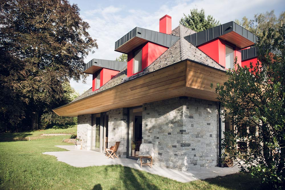 Im oberösterreichischen Ottensheim entstand im Jahr 2011 ein außergewöhnliches Einfamilienhaus. Die neue solide Natursteinfassade ist mit gespaltenen Mauersteinen verschiedener Formate von Poschacher Natursteinwerke GmbH versehen worden und besteht ausschließlich aus heimischem Granit.